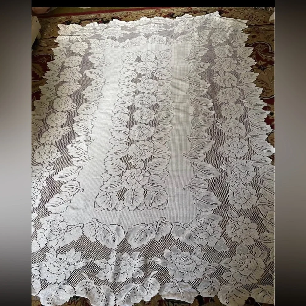 Vtg  lace tablecloth 60 X 82